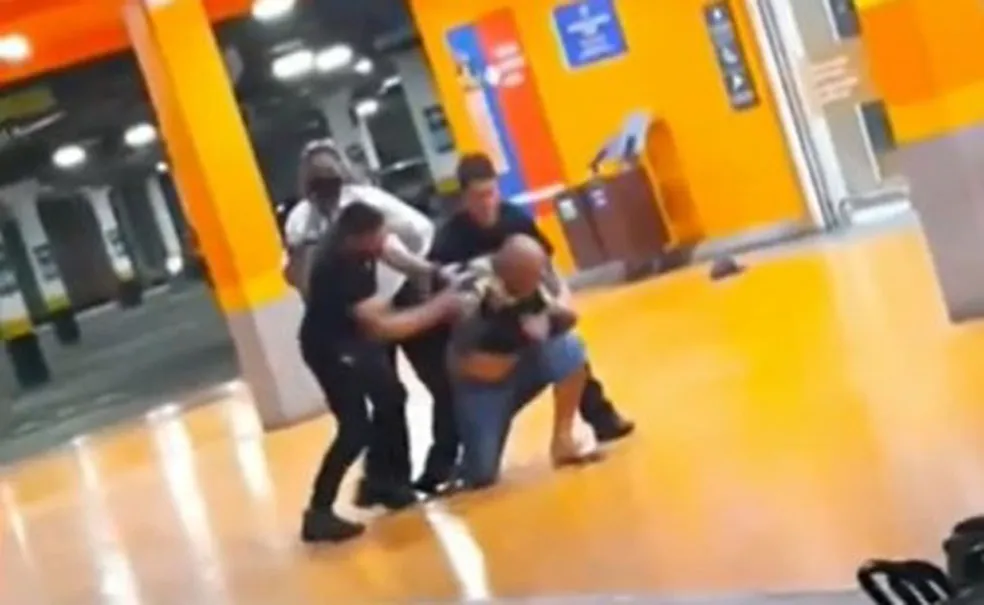 Seguranças de supermercado espancam cliente negro, que acabou morto; caso ocorreu em 2020 -  (crédito: Reprodução/Dailymotion)