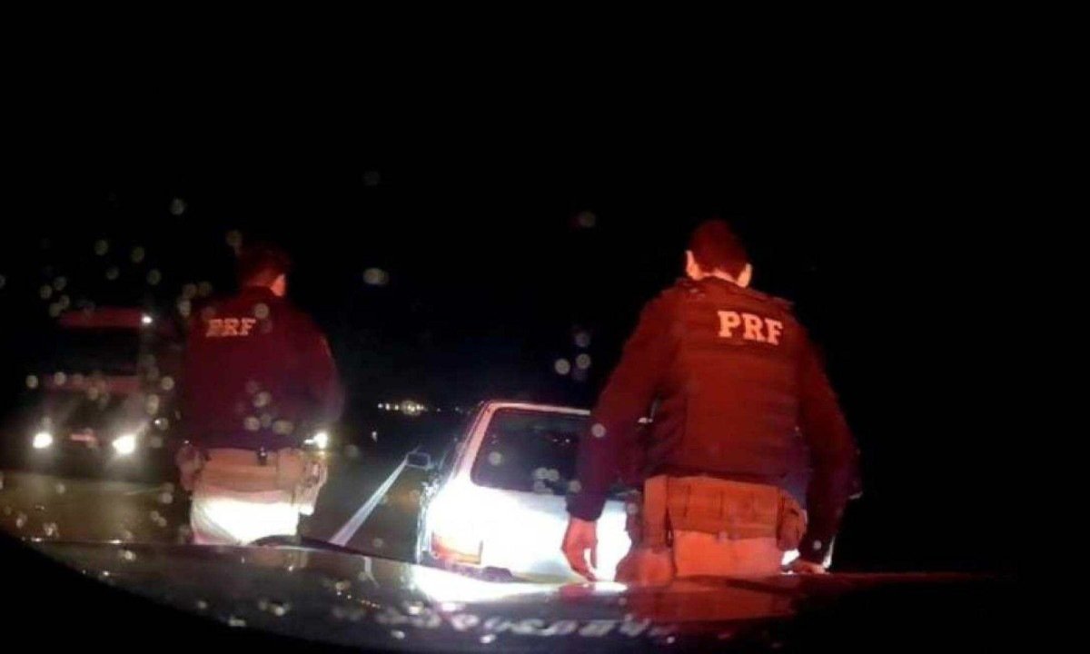 Durante ronda ostensiva na rodovia, agentes da Polícia Rodoviária Federal avistaram um Fiat/Uno Mille Fire, de cor branca, transitando em alta velocidade e na contramão -  (crédito: PRF / Divulgação)