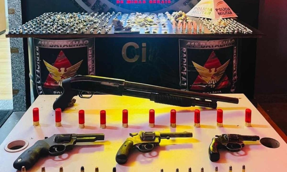 Ao todo, polícia apreendeu uma escopeta calibre 12, dois revólveres calibre .38, um revólver calibre 32, 23 munições, 40 pedaços de maconha, 606 buchas de maconha, 101 porções de maconha, 209 pedras de crack e 33 pinos de cocaína -  (crédito: PMMG/Divulgação)