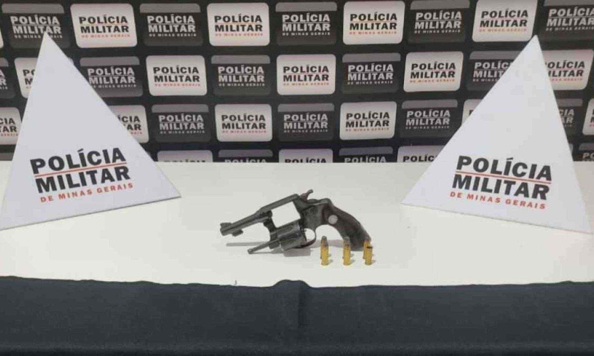 Homem foi preso com um revólver calibre 32, cinco munições intactas e uma deflagrada -  (crédito: PMMG/Divulgação)