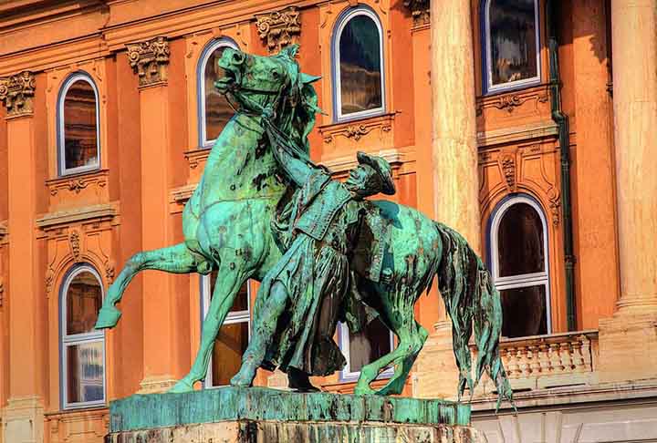 Budapeste (Hungria) - Cavalo: O cavalo é um símbolo de força e tradição húngara, ligado à história dos povos nômades. Ele é frequentemente representado em esculturas e monumentos pela cidade.