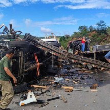 Acidente entre carretas e ônibus fecha BR-381 - Redes sociais