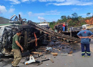 Acidente com quatro veículos fechou a pista da BR-381, em Caeté -  (crédito: Redes sociais)