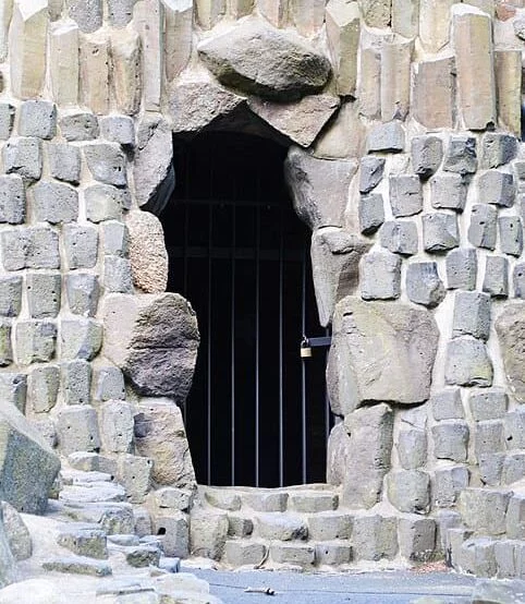 A ponte e o parque ao seu redor são considerados monumentos naturais e estão protegidos, permitindo que os visitantes contemplem a ponte à distância.