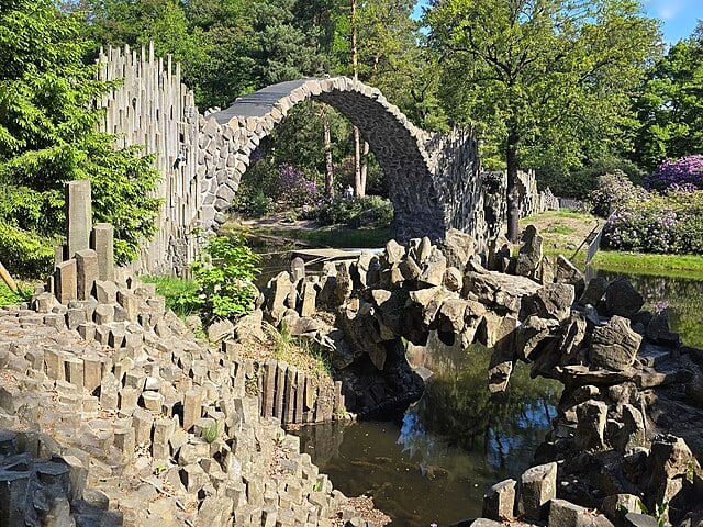 Além disso, outra curiosidade interessante é que a ponte foi construída com pedras provenientes de diferentes regiões, como a Suíça e a Escandinávia.