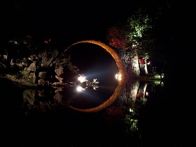 Embora tenha sido construída com o intuito de ser uma obra de arte, a Rakotzbrücke também é envolta em lendas e mistérios, daí o nome 