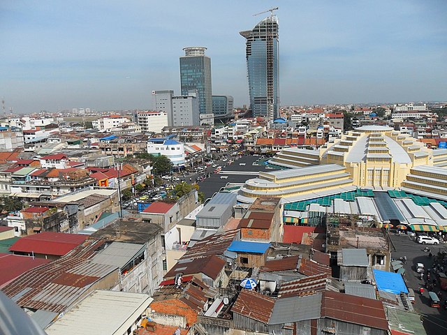 A capital, Phnom Penh, é a maior cidade do país e um importante centro cultural e econômico, com pontos turísticos como o Palácio Real e diversos mercados.