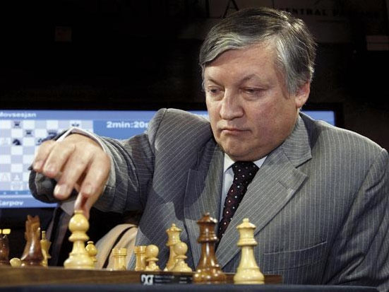 Anatoly Karpov (1951) - Nascido na União Soviética, nascido em 23/5/1951, foi campeão mundial cinco vezes (1975/78/81/84/93). Conseguiu manter-se com o título, vencendo os desafiantes, entre 1975-1985 e 1993-1999, sendo o campeão do mundo que mais partidas realizou em disputa direta pelo título ou em sua defesa. 