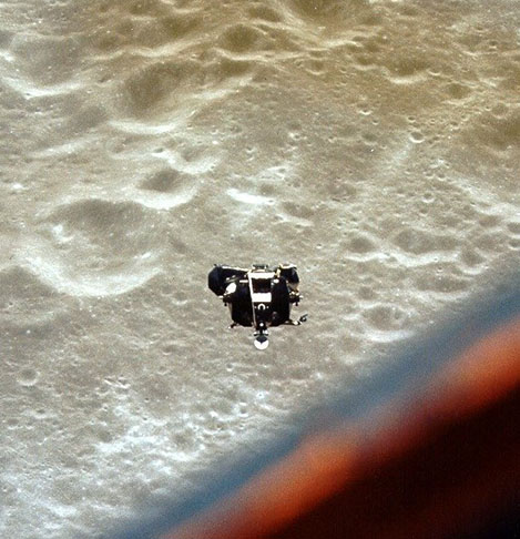 As missÃµes seguintes prepararam terreno para que, finalmente, o homem pudesse pisar na Lua.  O mÃ³dulo lunar da Apollo 10, apelidado de Snoopy (personagem dos quadrinhos) chegou a ficar a apenas 15 km da superfÃ­cie da Lua. Mas nÃ£o houve pouso. 