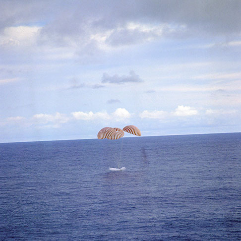 O módulo lunar pousou no oceano Atlântico em 17/04/1970, seis dias depois do lançamento, trazendo os três astronautas em segurança.  