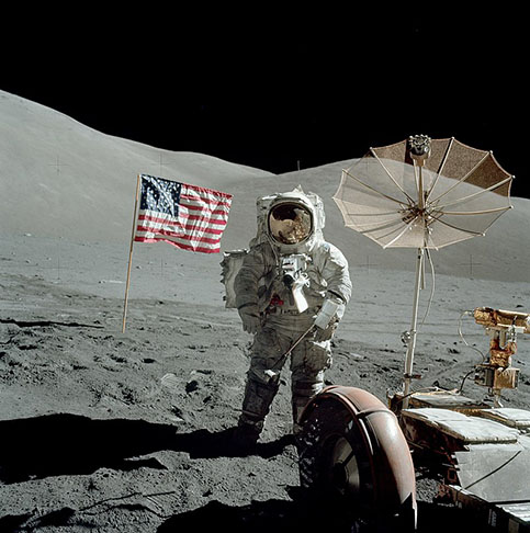 A Apollo 17 teve outros ineditismos. Pela primeira vez, o lançamento da nave foi à noite e contava com a presença de um geólogo a bordo. Harrison Schmitt (na foto) é o único cientista a ter ficado em órbita e a ter visitado a Lua. 