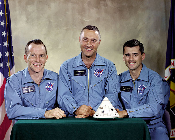 Em 27/01/1967, Edward White, Gus Grissom e Roger Chaffee (esq para dir) não conseguiram abrir a porta automática durante um incêndio.