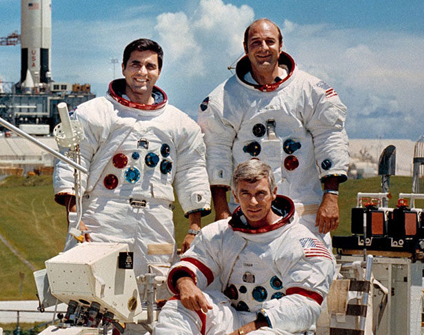 Na nave da Apollo 17 estavam os astronautas Harrison Schmitt (em pé, à esquerda), Ronald Evans e Eugene Cernan (comandante da missão, sentado na foto)