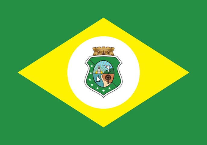 Ceará (CE) - Adoção: 25 de agosto de 1922. Representação: Exibe o brasão do estado sobre um fundo verde e amarelo, simbolizando as riquezas naturais e o progresso.
