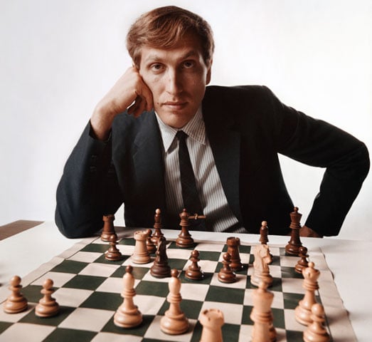 Bobby Fischer (1943-2008) - O americano, nascido em Chicago, participou da partida que até hoje atraiu a maior atenção da mídia: ele derrotou o soviético Boris Spassky, em 1972, num confronto que, para muitos, era um espelho da Guerra Fria. Campeão mundial de 1972 a 1975.