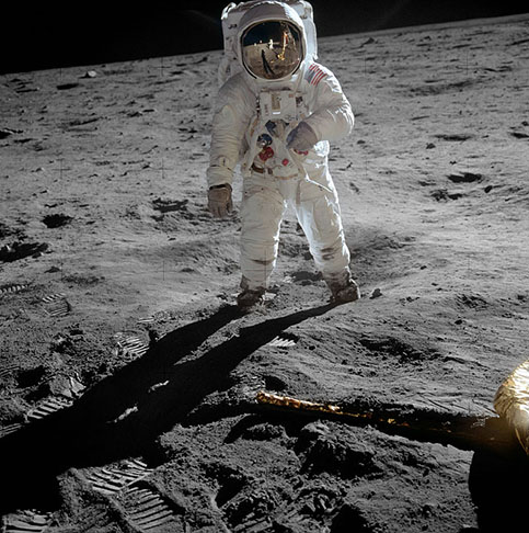 A Apollo 11, finalmente, entrou para a história com a chegada do homem na Lua. Em 20/07/1969, o primeiro a sair da nave e botar os pés na superfície lunar foi Neil Armstrong. Em seguida, Buzz Aldrin (na foto, tirada por Neil)  caminhou no satélite da Terra.