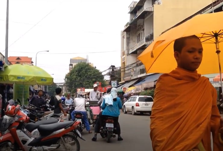 A economia cambojana é predominantemente baseada nas exportações, com os produtos têxteis representando cerca de 70% do total.