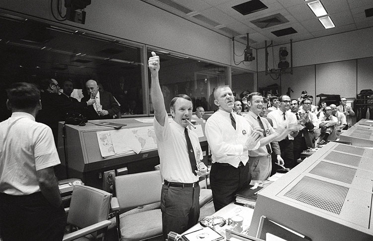 A ida à Lua foi abortada. A meta era salvar a tripulação. Manobras, com ajuda de Thomas Mattingly (substituído por Swigert na nave porque teve sarampo), permitiram que os astronautas voltassem no módulo lunar, para alegria de todos. 