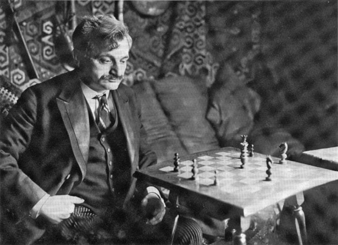 Emanuel Lasker (1868-1941) - Filósofo, matemático, amigo de Einstein. Até hoje, é o enxadrista a deter por mais tempo o título de campeão mundial: 17 anos (1894 a 1921, quando foi derrotado por Capablanca). Considerado um jogador que usava a 