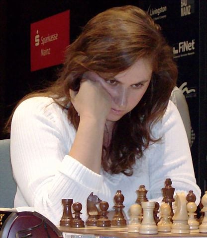  Judit Polgar - Entre as mulheres, quem tem renome internacional mais forte é Judit Polgar, nascida em 23/7/1976 na Hungria. Em 1991, aos 15 anos, tornou-se a pessoa mais jovem a conquistar o título de Grande Mestre Internacional. Também foi a mais jovem (12 anos) a entrar na lista dos 100 melhores enxadristas da FIDE, na 55ª posição. 