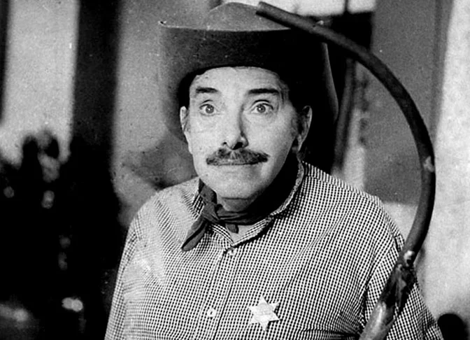 Mazzaropi (1912-1981): Um dos grandes nomes do cinema nacional, Mazzaropi se destacou por seu humor caipira, caricato e bem-humorado, que conquistou o público brasileiro por décadas. Seu personagem 