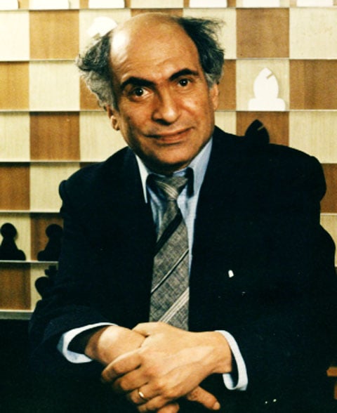  Mikhail Tal (1936-1992) - Nascido em Riga, na Letônia (então União Soviética), Misha - como era chamado - tinha um estilo agressivo de jogo, sem medo de arriscar peças. O 