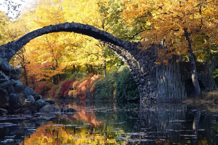 A Rakotzbrücke é especialmente impressionante durante o outono, quando as folhas das árvores ao redor assumem tons de vermelho e dourado.