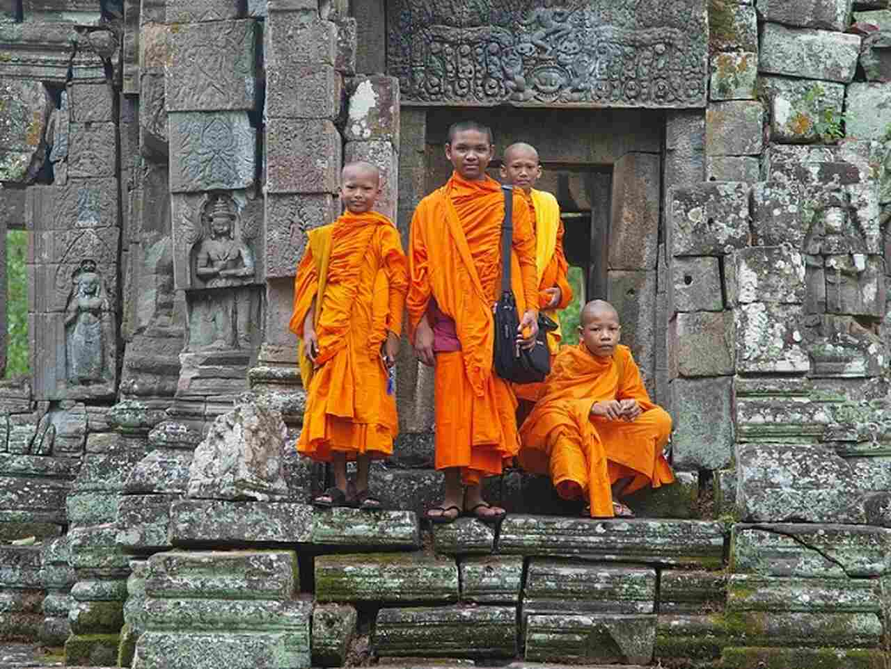 A população do Camboja, que conta com cerca de 16,9 milhões de habitantes, é predominantemente budista, o que influencia fortemente suas tradições e costumes.