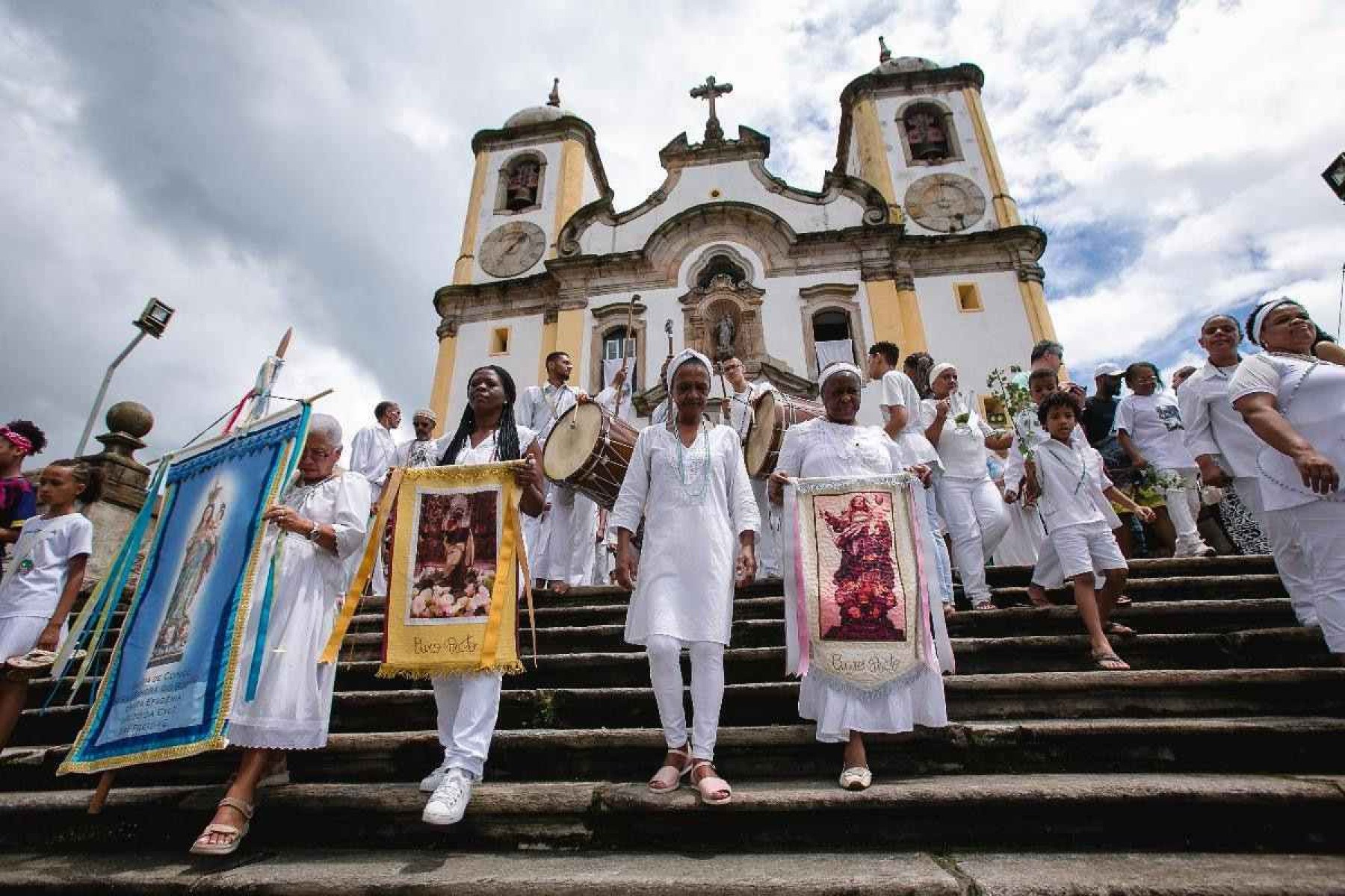 Grupos e Guardas de Congado se reúnem em cortejo de devoção e fé nas ladeiras ouro-pretanas