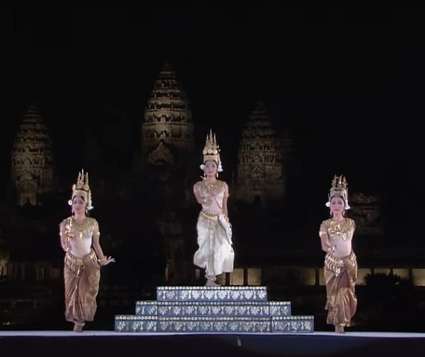 Entre algumas manifestações culturais mais significativas, destaca-se o Royal Ballet of Cambodia, uma forma de arte reconhecida como Patrimônio Oral e Imaterial da Humanidade pela UNESCO, que preserva danças tradicionais que remontam ao antigo Camboja.