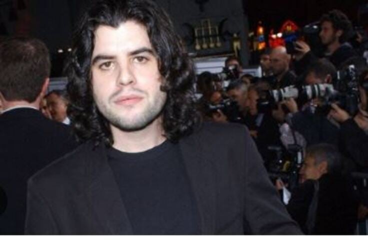 Sage Stallone foi encontrado morto em seu apartamento. Após suspeitas de overdose de drogas, exames mostraram que ele foi vítima de aterosclerose (entupimento de artérias por acúmulo de placas de gordura).