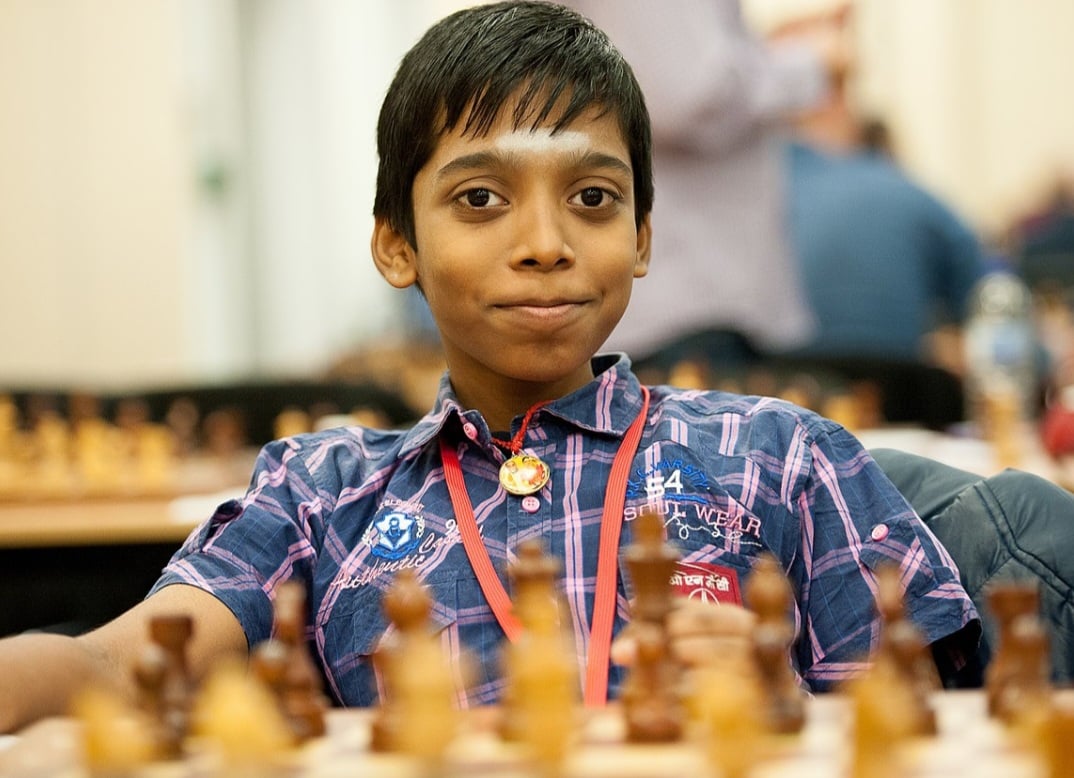 A Índia tem se destacado no Xadrez e tem, inclusive, o recordista em menor idade de um grão-mestre na história . Rameshbabu Praggnanandhaa conseguiu esse título aos 10 anos de idade. Em 2023, aos 16 anos, o jovem fez uma final com o melhor jogador do mundo, Magnus Carlsen. O menino perdeu no jogo, mas chegou lá.