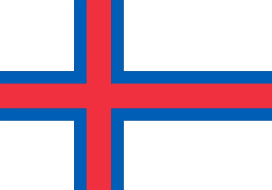 A bandeira das ilhas Faroe é branca com uma cruz vermelha rodeada por azul.