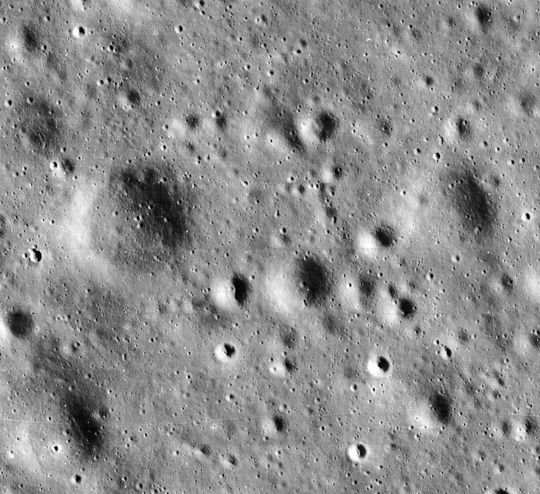 Alguns achavam que a regiÃ£o integrava uma bacia formada pelo impacto de um asteroide, mas um estudo mostrou que a Ã¡rea resulta de um processo geofÃ­sico interno lunar, com aÃ§Ã£o semelhante Ã  de vulcÃµes na Terra.