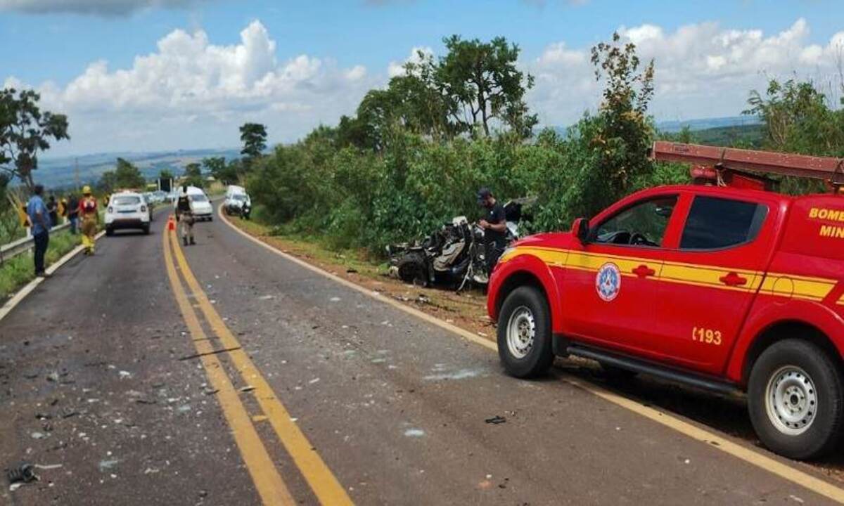 Mulher perdeu o controle da direção e colidiu com um caminhão -  (crédito: CBMMG)