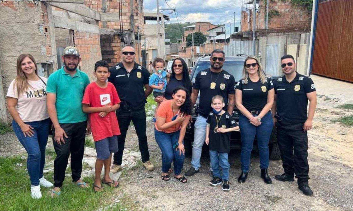 Polícia "escoltou" o pequeno Bryan do aeroporto até sua casa em Betim -  (crédito: Edésio Ferreira/EM/D.A Press)