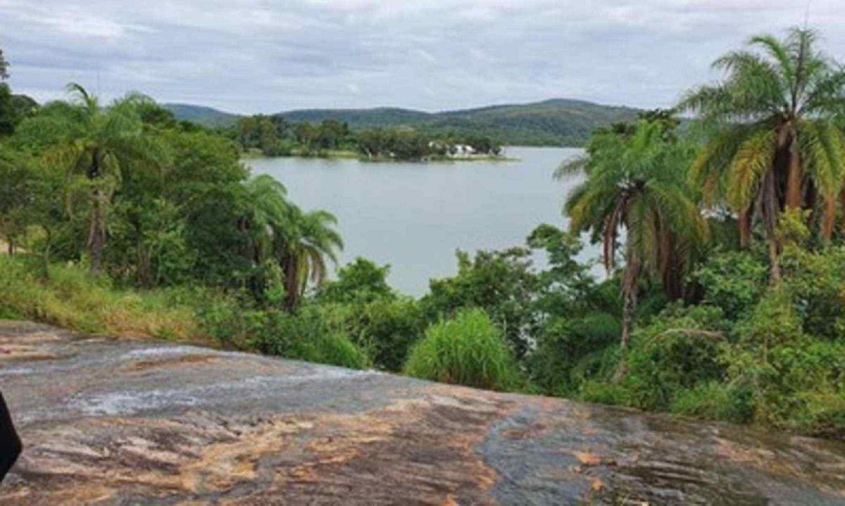 Corpo semi carbonizado foi encontrado no entorno da lagoa Várzea das Flores -  (crédito: Wikiloc)