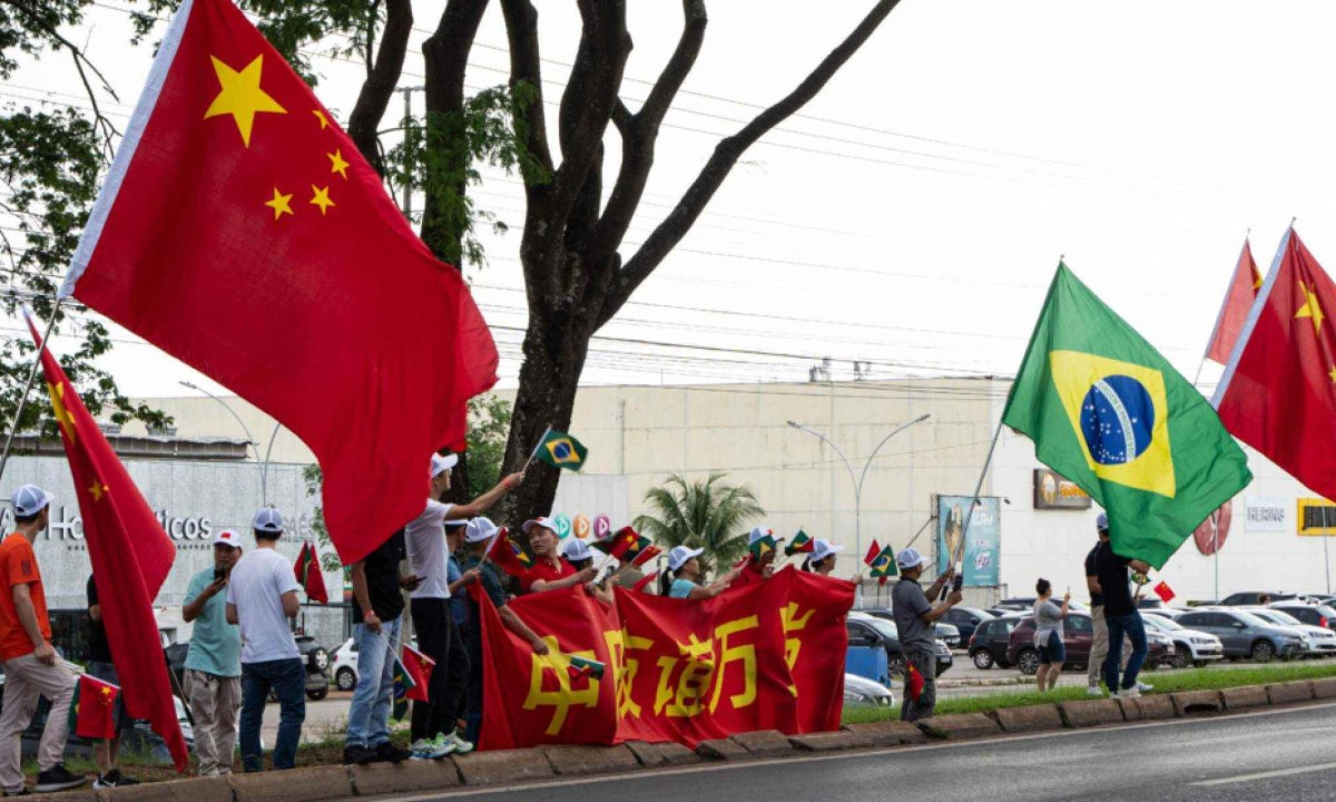 A claque patrocinada na chegada de Xi a Brasília -  (crédito: Platobr)