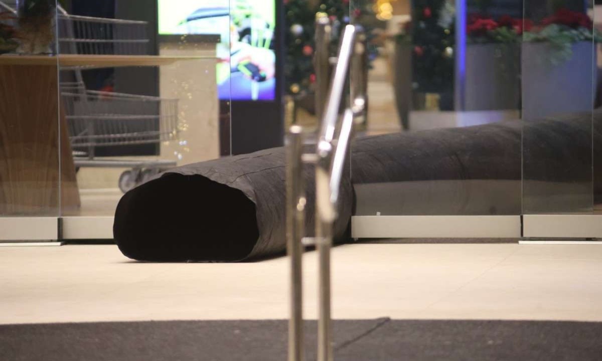 Um duto de plástico foi instalado para direcionar a fumaça para fora do shopping