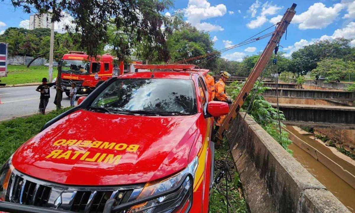 Mulher que caiu no Arrudas é a sétima neste ano a sofrer queda no manancial poluído -  (crédito: Sala de Imprensa/CBMMG)