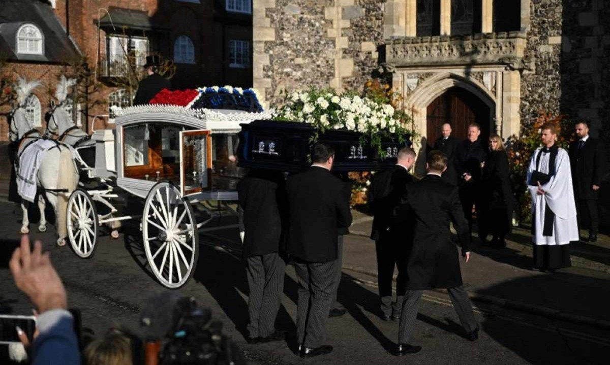 Caixão do falecido cantor do One Direction, Liam Payne, é carregado antes de seu funeral em uma igreja em Home Counties, a oeste de Londres, na Inglaterra
       -  (crédito: JUSTIN TALLIS / AFP)