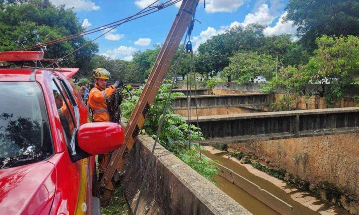 Bombeiros empenhados no resgate de mulher que caiu no Rio Arrudas -  (crédito: Divulgação/CBMMG)