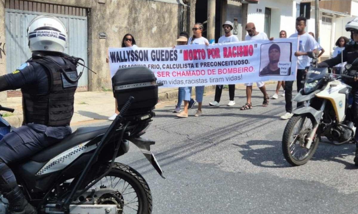 Cerca de 100 pessoas participam da passeata que, como reforçam os parentes, não à toa acontece no Dia Nacional da Consciência Negra -  (crédito: Jair Amaral/EM/D.A Press)