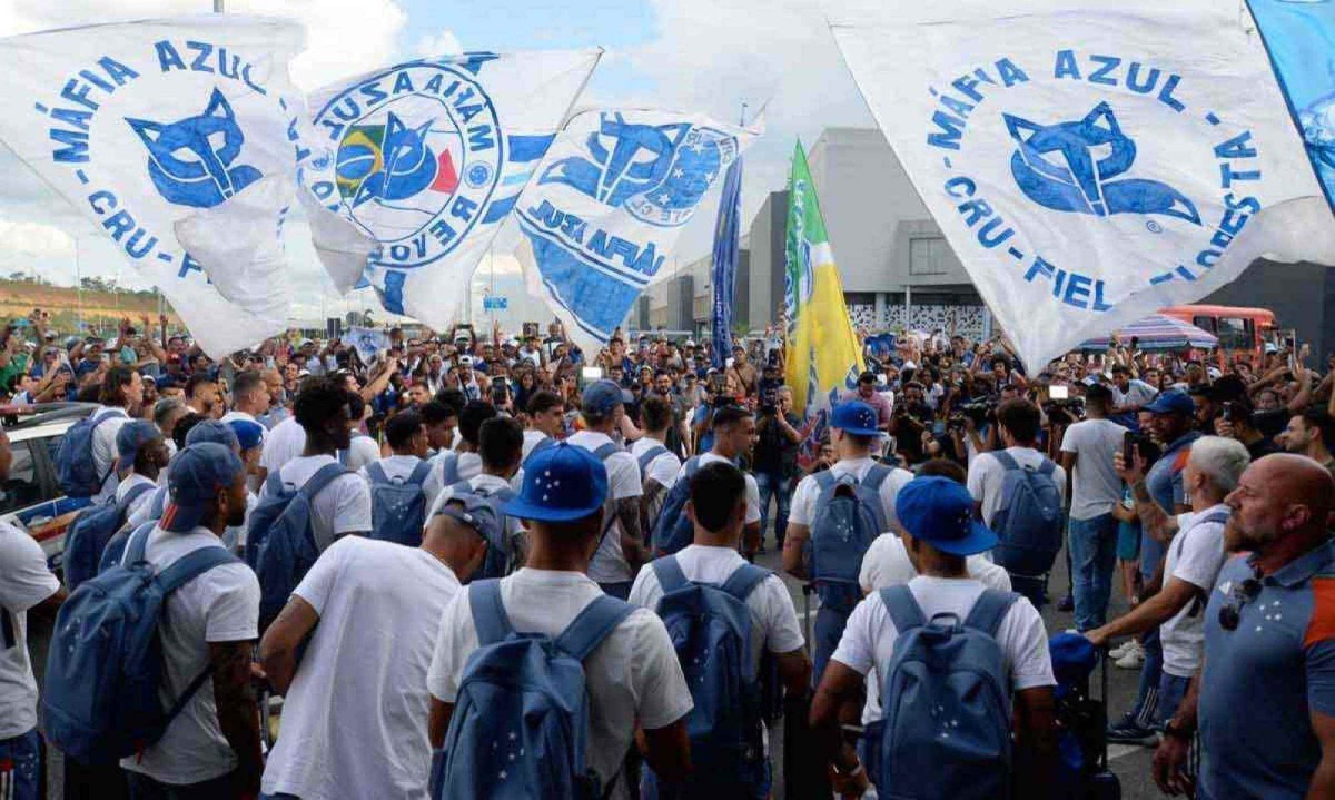 A torcida foi ao aeroporto de Confins para despedir do Cruzeiro, que agora tem foco apenas na decisão da Copa Sul-Americana -  (crédito: Túlio Santos/EM/D.A Press)