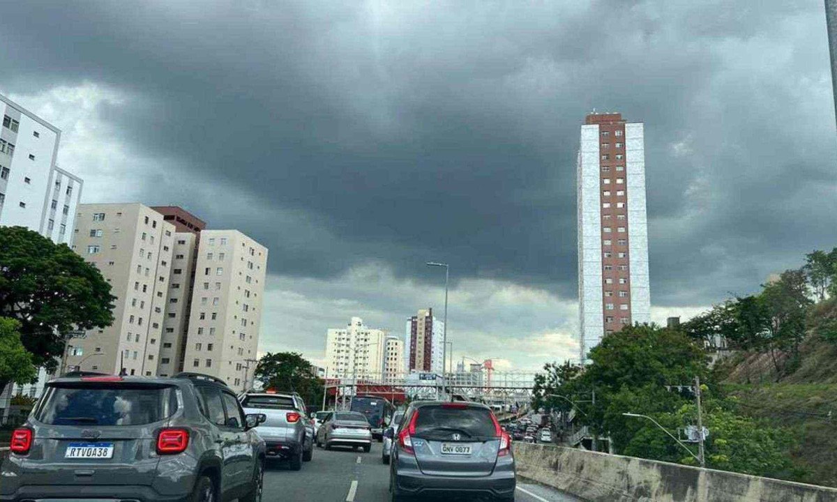 Tempo fecha e Belo Horioznte está sob risco de tempestades até a quinta-feira (21/11) -  (crédito: Edésio Ferreira/EM/D.A.Press)