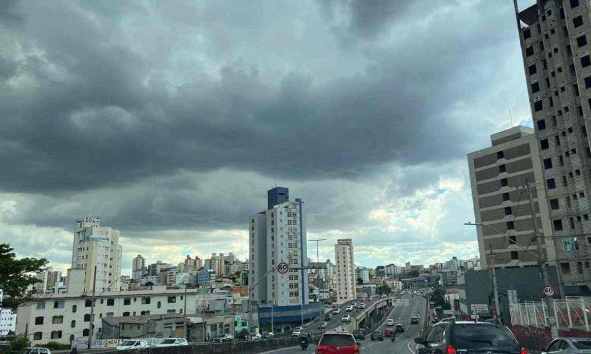 O dia come&ccedil;ou com c&eacute;u aberto em Belo Horizonte, mas a previs&atilde;o indica pancadas de chuva. Minas Gerais est&aacute; em alerta para tempestades -  (crédito: Ed&eacute;sio Ferreira/EM/D.A.Press)