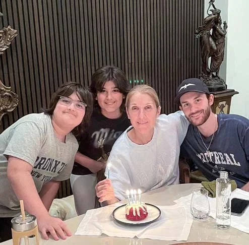 Quando soube da doença, e sentindo os efeitos do descontrole muscular, Celine cancelou sua turnê e passou a viver reclusa, com os filhos René-Charles e os gêmeos Nelson e Eddy. Ela passou a contar com o suporte de uma equipe de médicos e enfermeiros. 