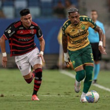 Alcaraz, do Flamengo, disputa a bola com Derik, atacante do Cuiabá durante o jogo deste sábado, na Arena Pantanal -  (crédito: Foto: AssCom Dourado)