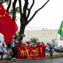 A claque patrocinada na chegada de Xi a Brasília - Platobr