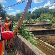 Mulher cai no Ribeirão Arrudas e é socorrida pelos bombeiros - Divulgação/CBMMG